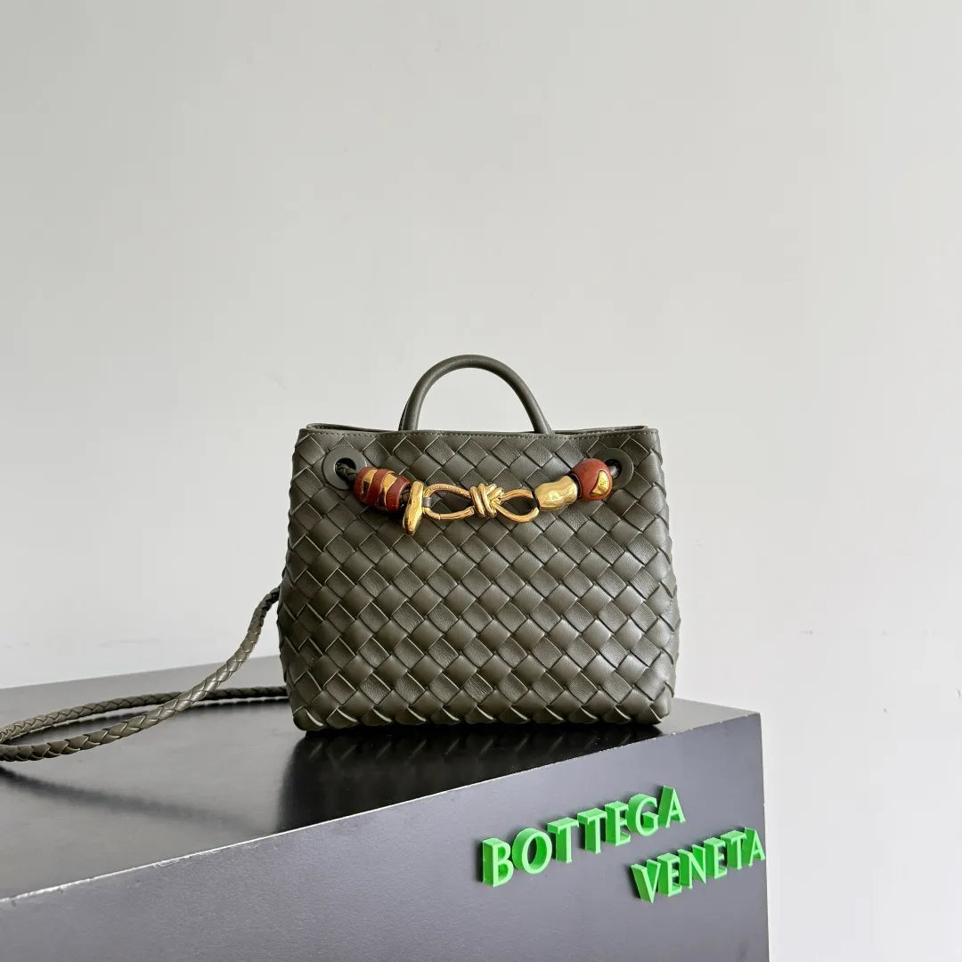 The new Andiamo batch of 3060 BV is shipped‼ ️The classic intercciato weaving process is used to create a soft bag, the metal knot is made of micro-cast aluminum using jewelry technology🪢, and the decorative beads are made of metal and hand-polished oak, allowing you to jump repeatedly between elegance and fun💃, making it unpredictable. Classic and versatile, it shows off your temperament, and the bag has a large capacity, making it very convenient for daily commuting! It has a variety of carrying methods, the shoulder straps can be adjusted by yourself, the original lambskin feels soft and delicate, and the unisex style breaks gender boundaries and brings a more practical and long-lasting use experience. The Andiamo, which has both elegant and casual styles, perfectly interprets the "fashionable old money style". Style number: 743568+wood hardware Color: dark mustard Size: 25*22*10.5cm